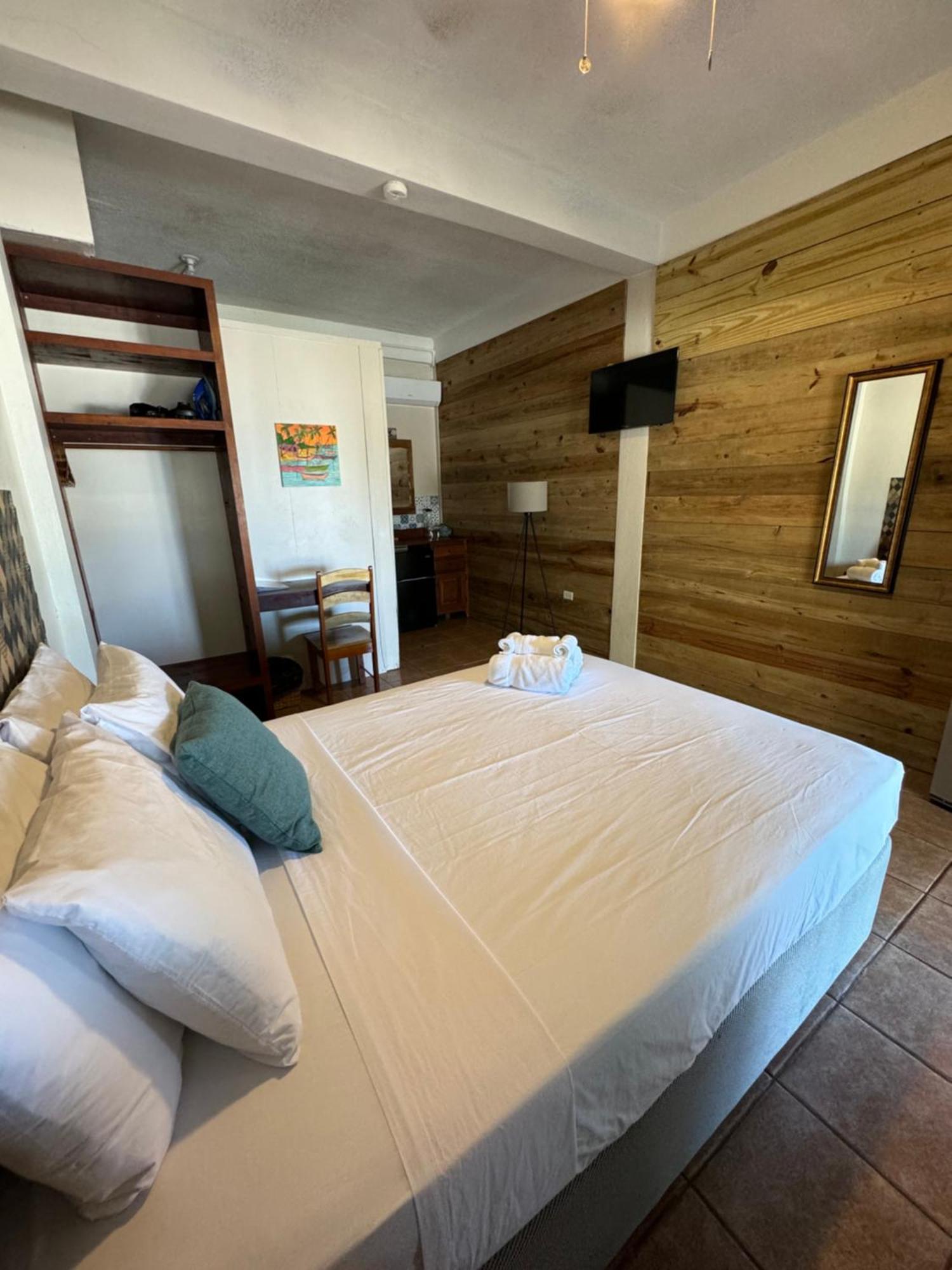 Hotel The Bounty à Caye Caulker Extérieur photo
