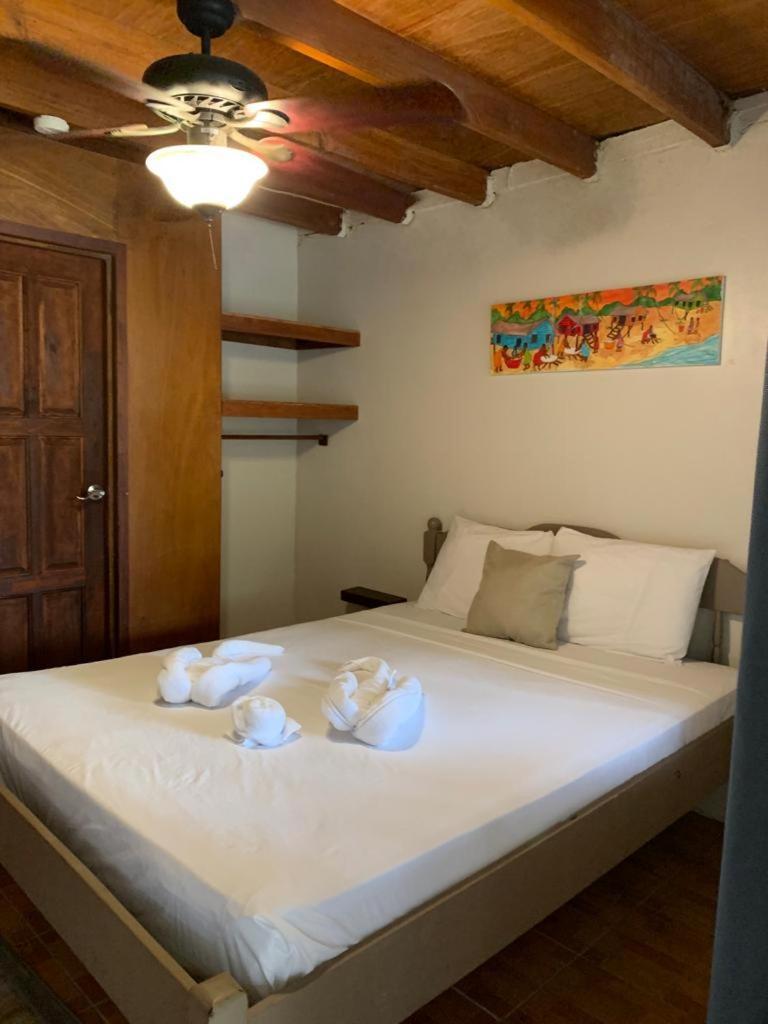 Hotel The Bounty à Caye Caulker Extérieur photo
