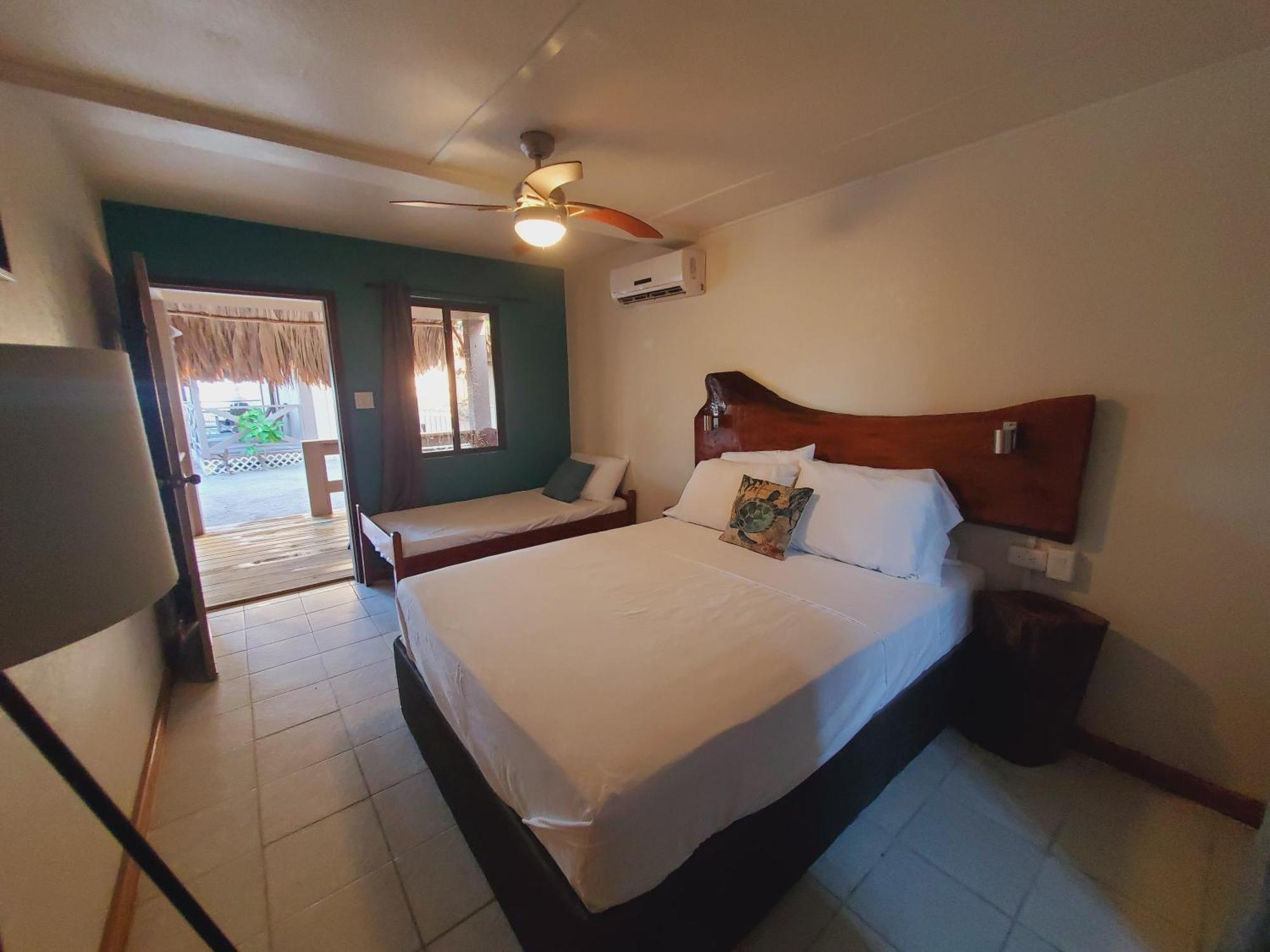 Hotel The Bounty à Caye Caulker Extérieur photo